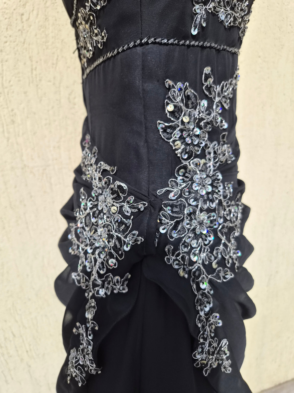 Robe noire détails brodés