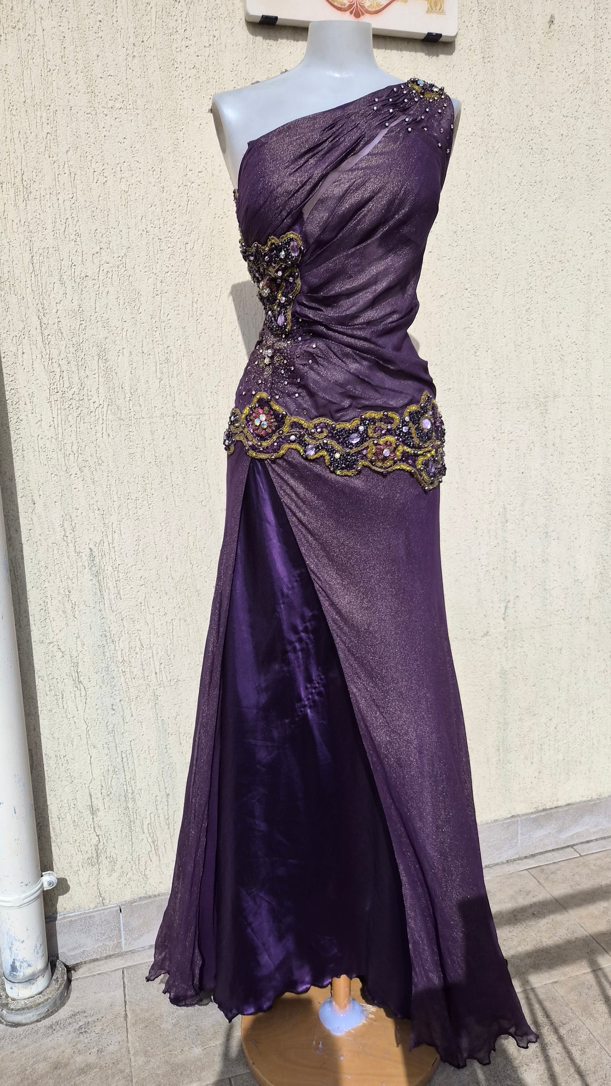 Robe brodée violette