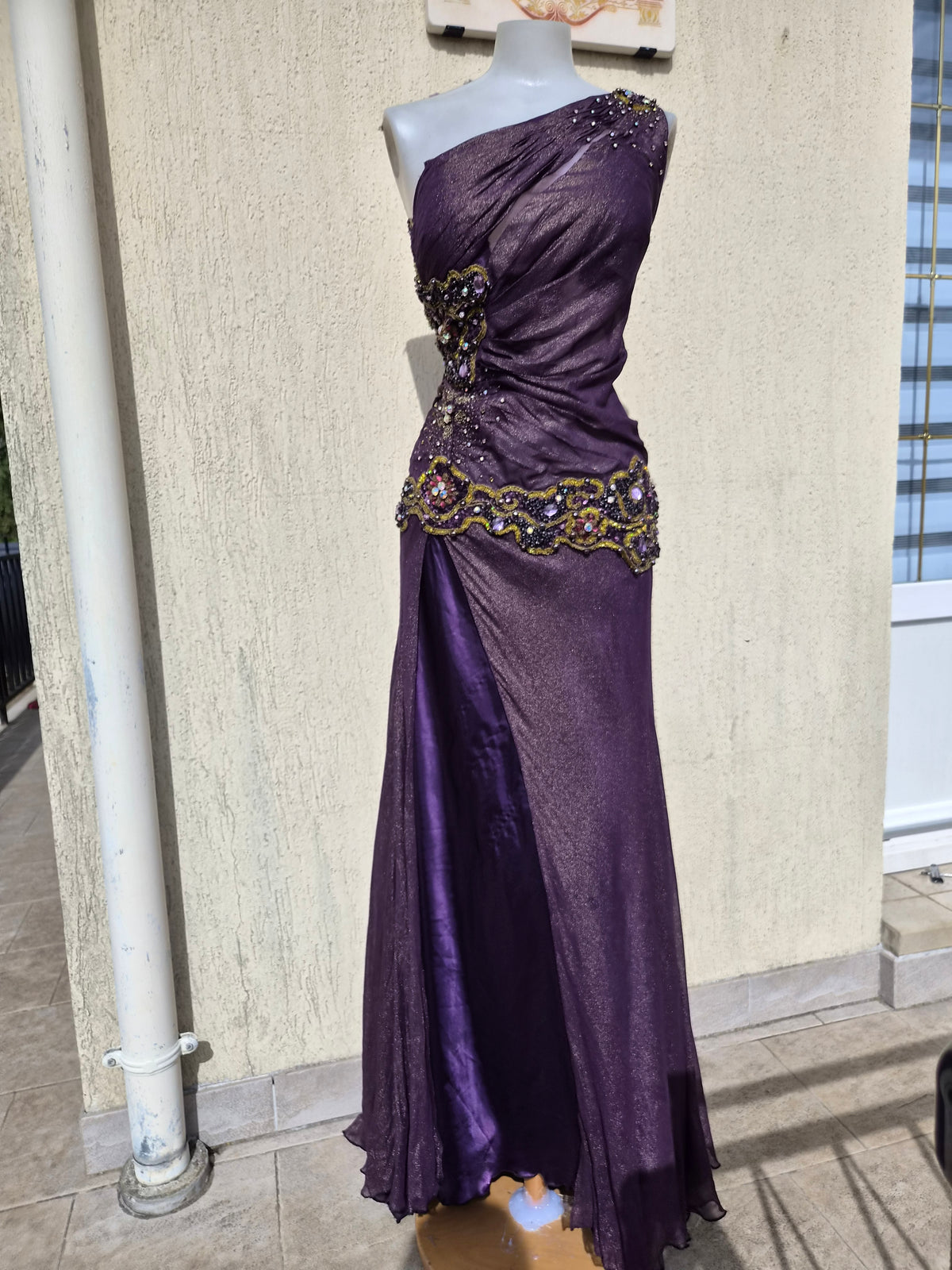 Robe brodée violette