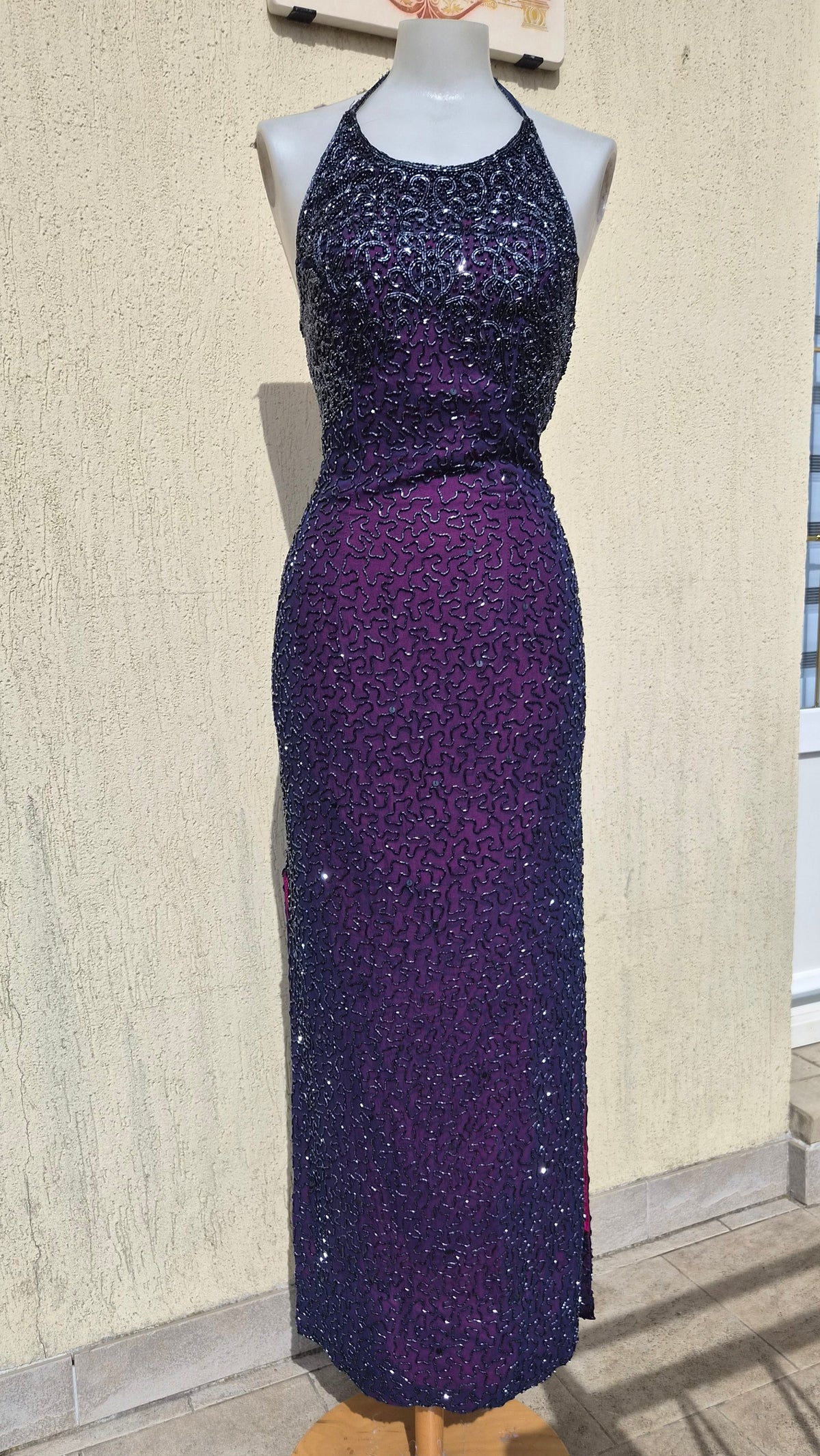 Robe en soie brodée violette Caché