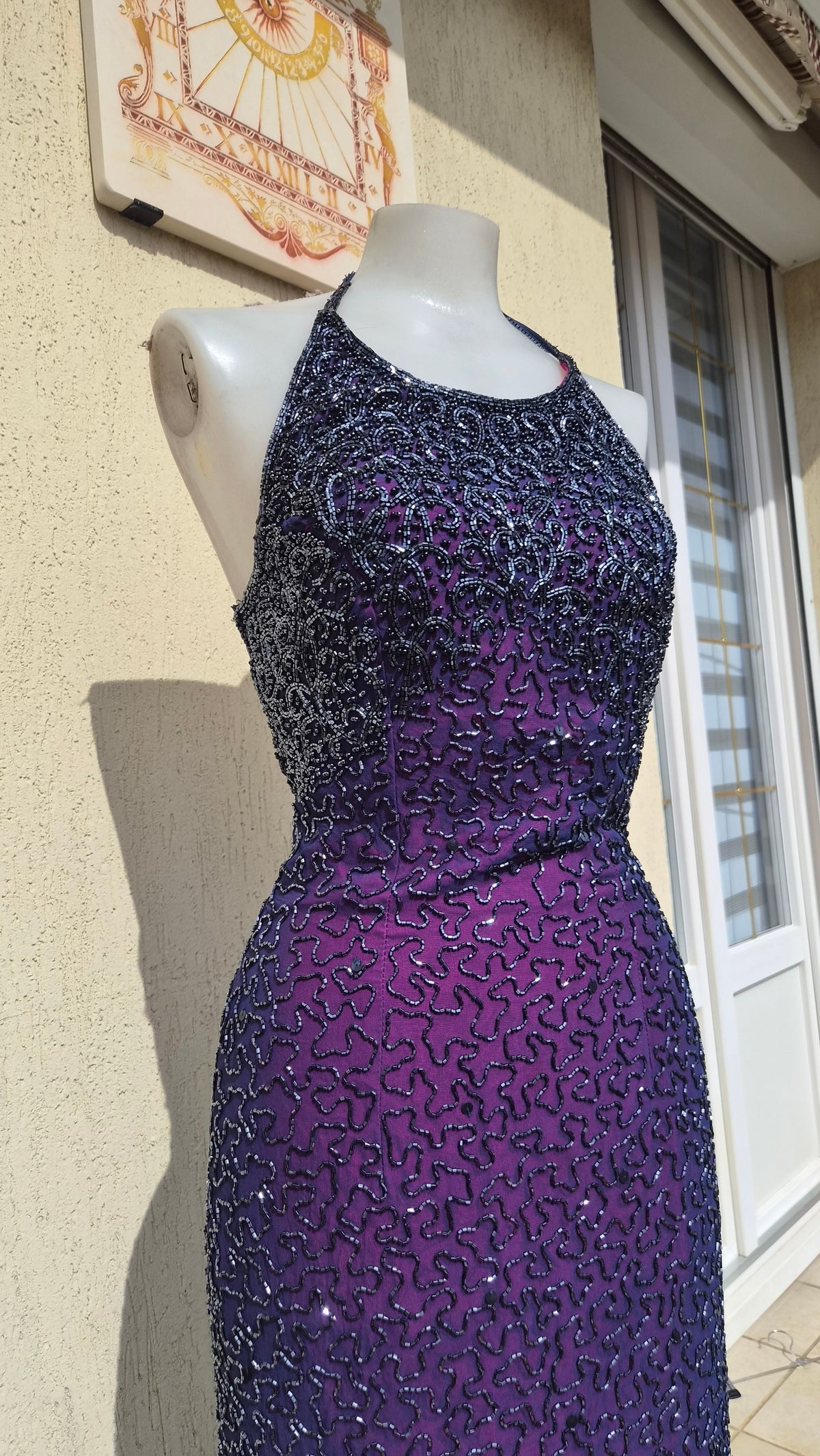 Robe en soie brodée violette Caché