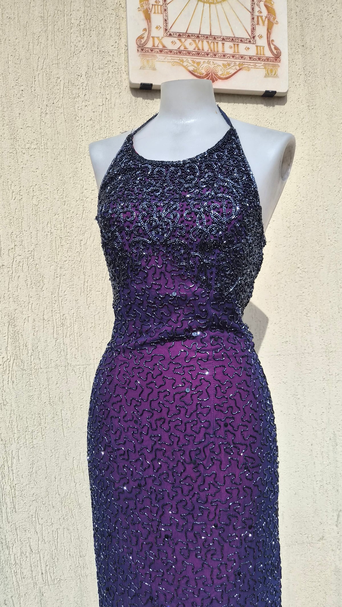 Robe en soie brodée violette Caché