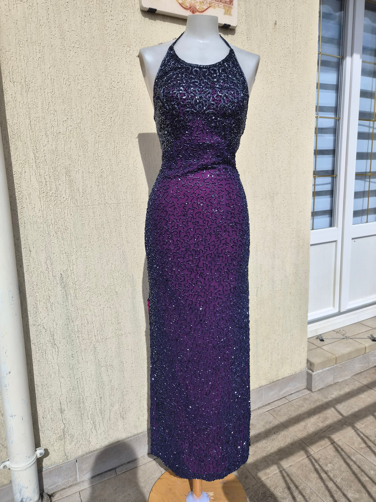 Robe en soie brodée violette Caché