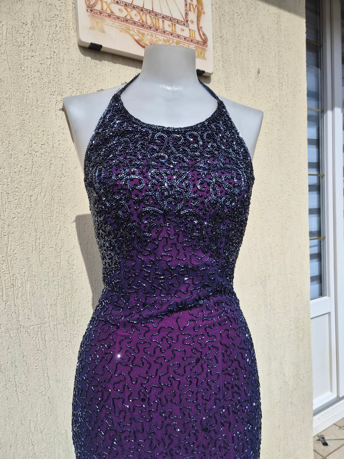 Robe en soie brodée violette Caché