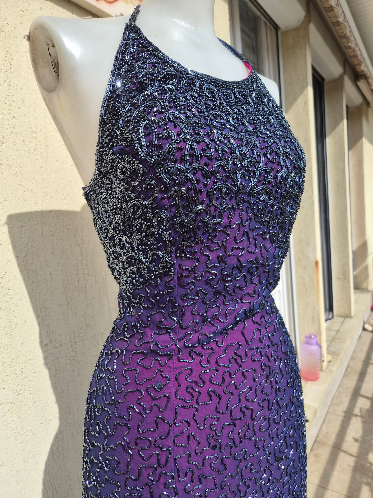 Robe en soie brodée violette Caché