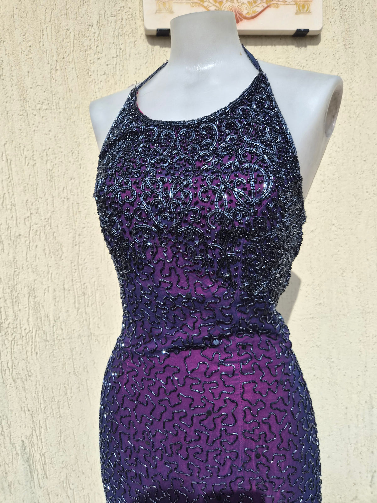 Robe en soie brodée violette Caché