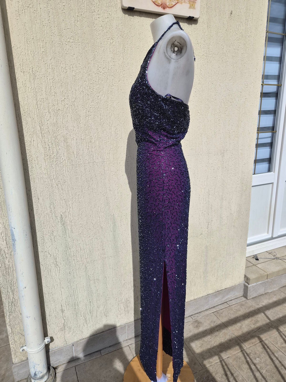 Robe en soie brodée violette Caché