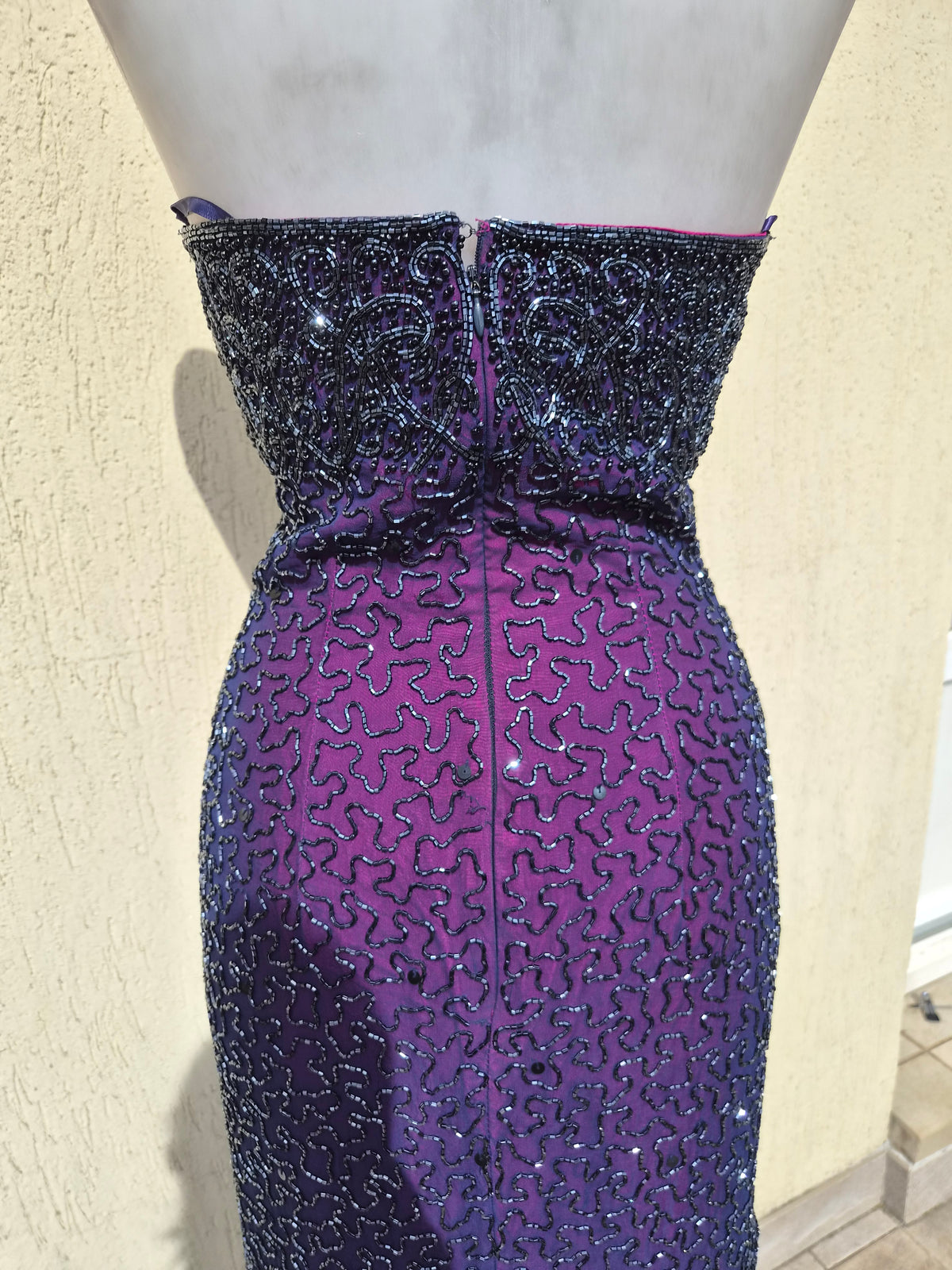 Robe en soie brodée violette Caché