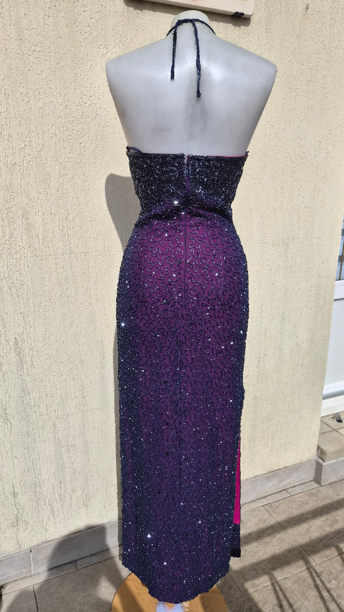 Robe en soie brodée violette Caché