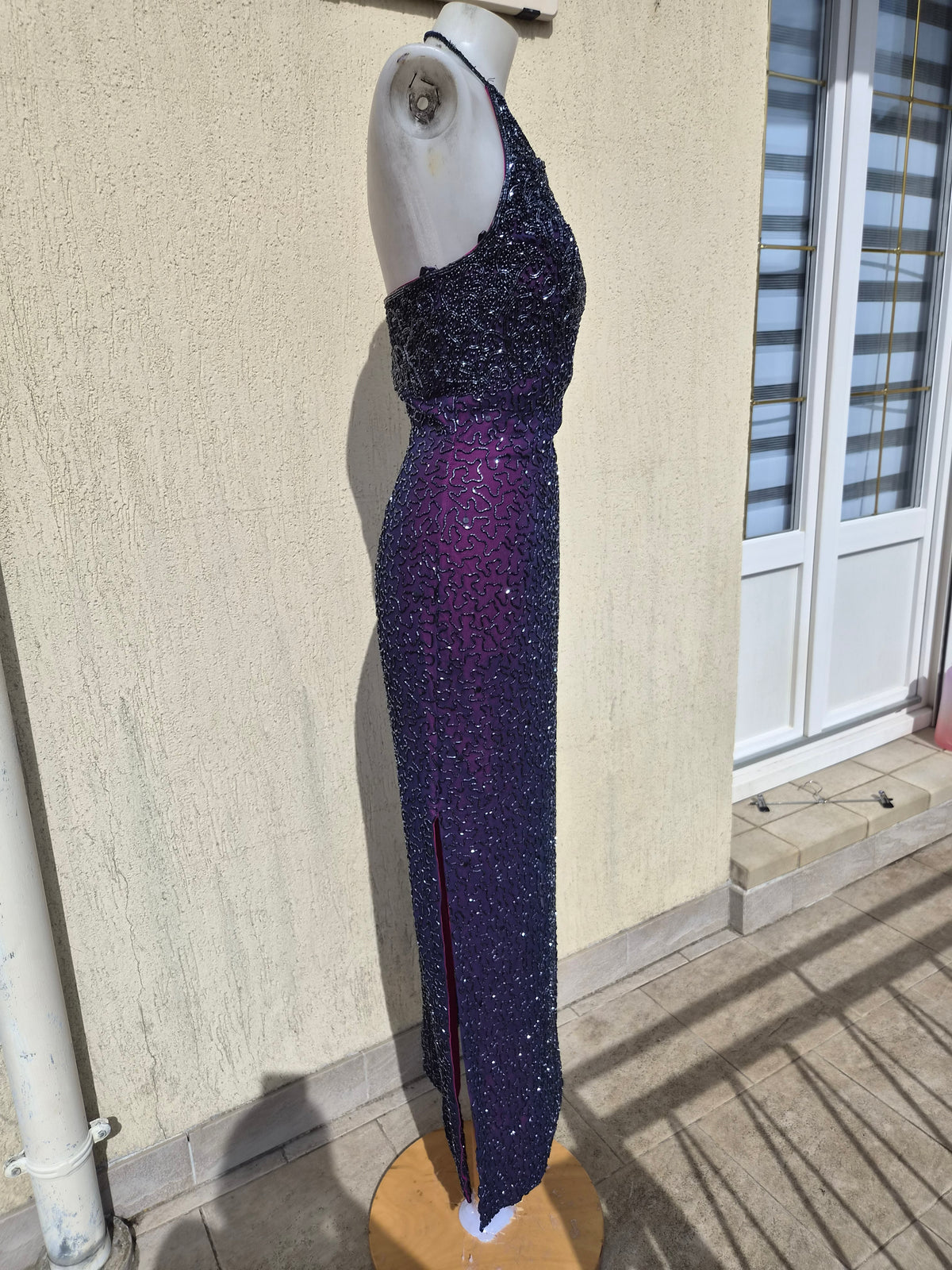 Robe en soie brodée violette Caché