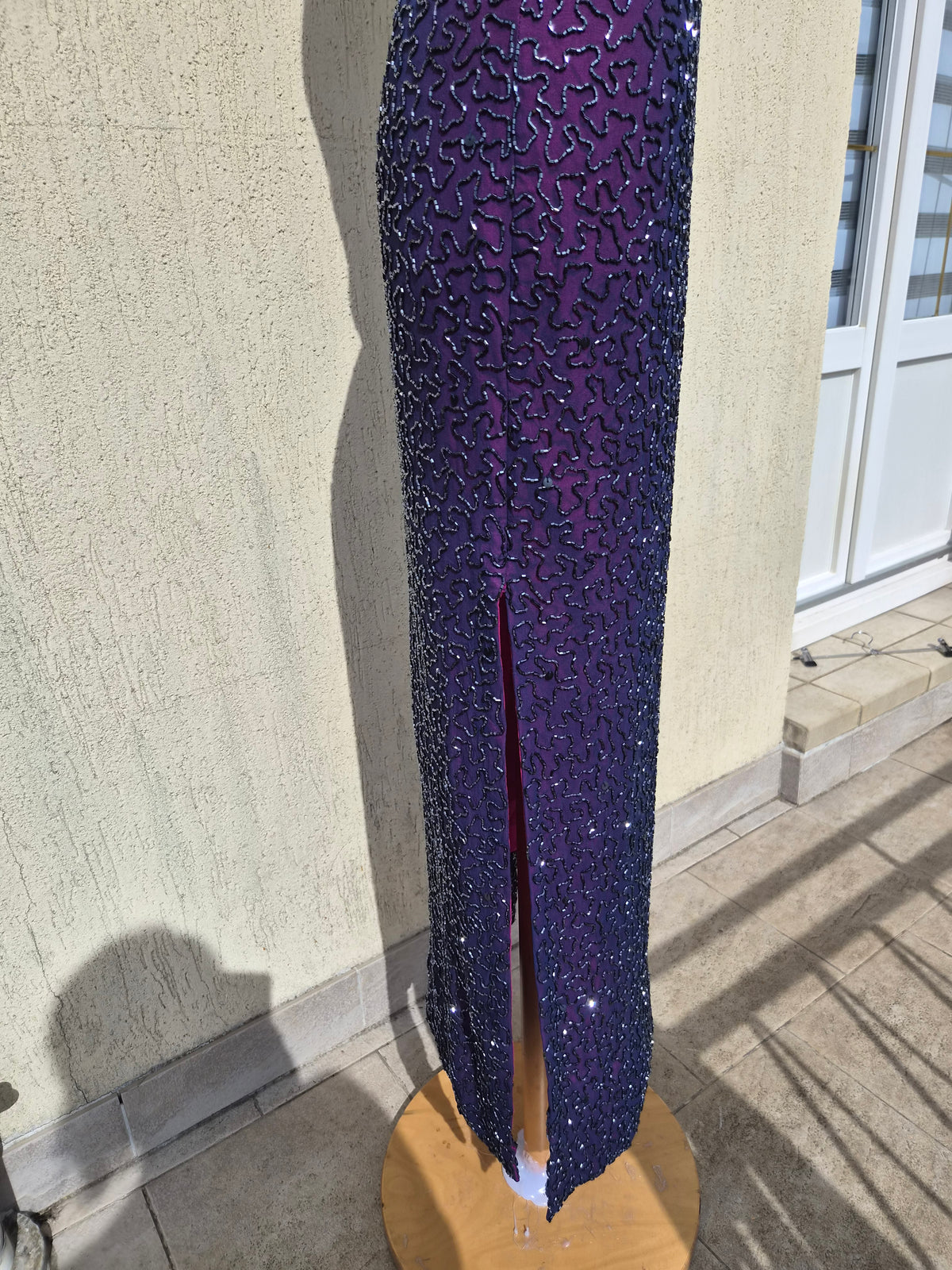 Robe en soie brodée violette Caché
