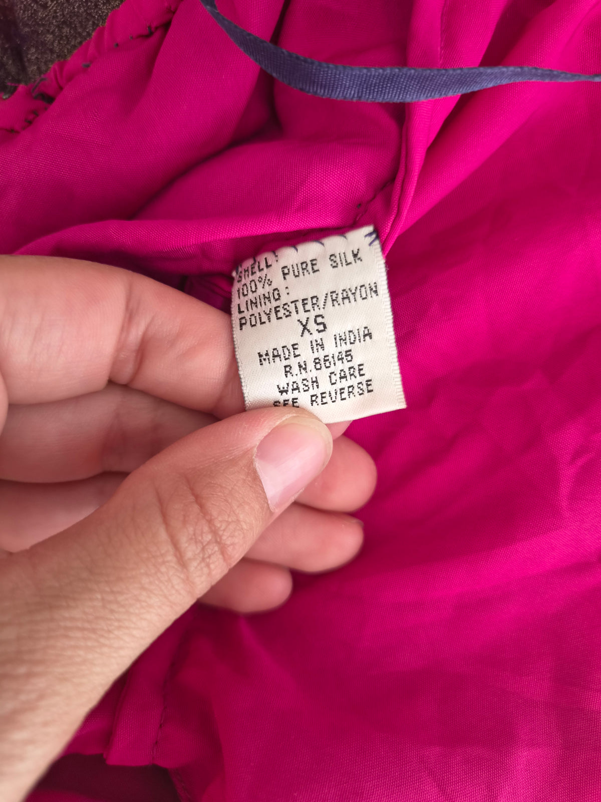 Robe en soie brodée violette Caché