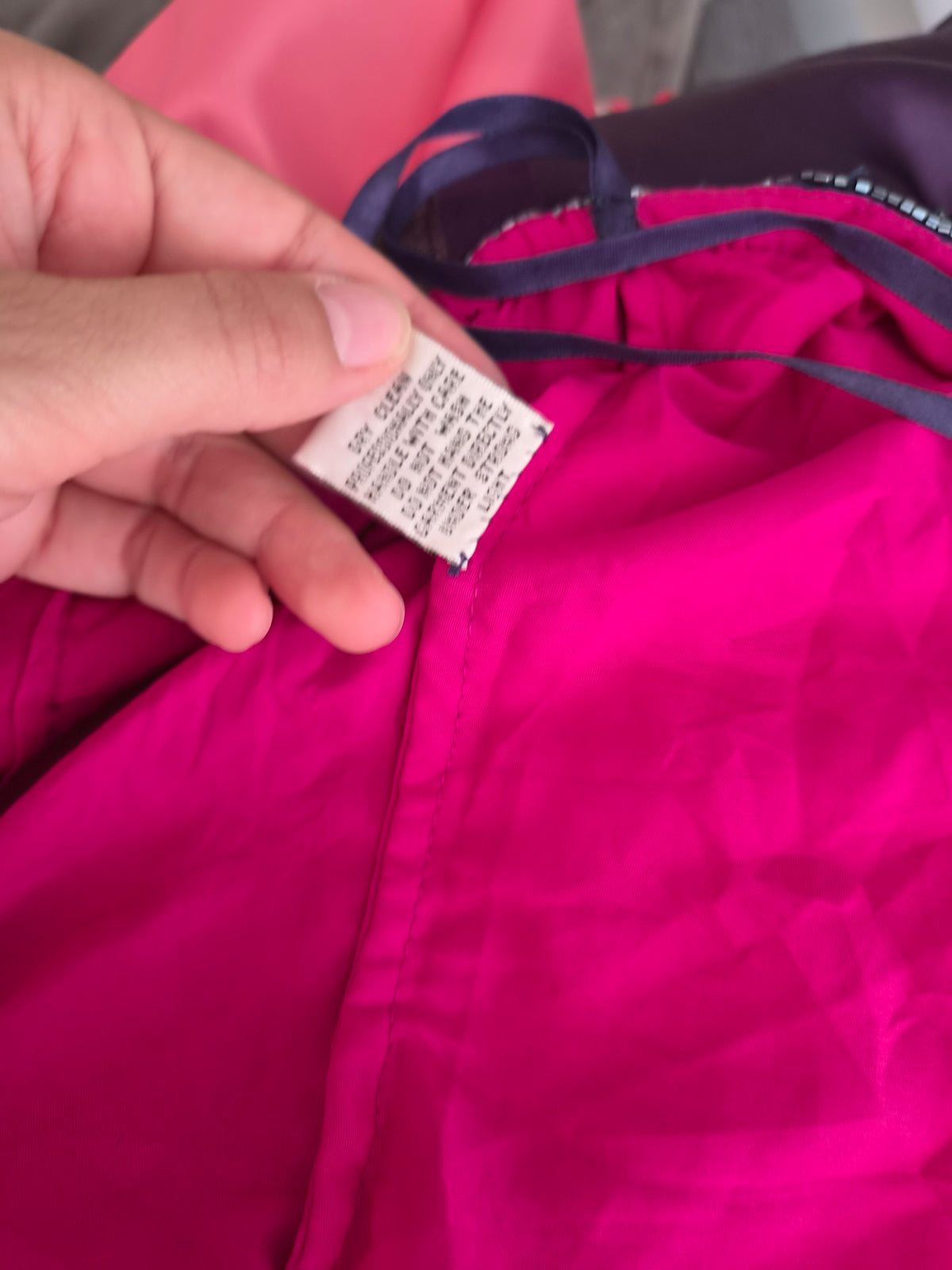 Robe en soie brodée violette Caché