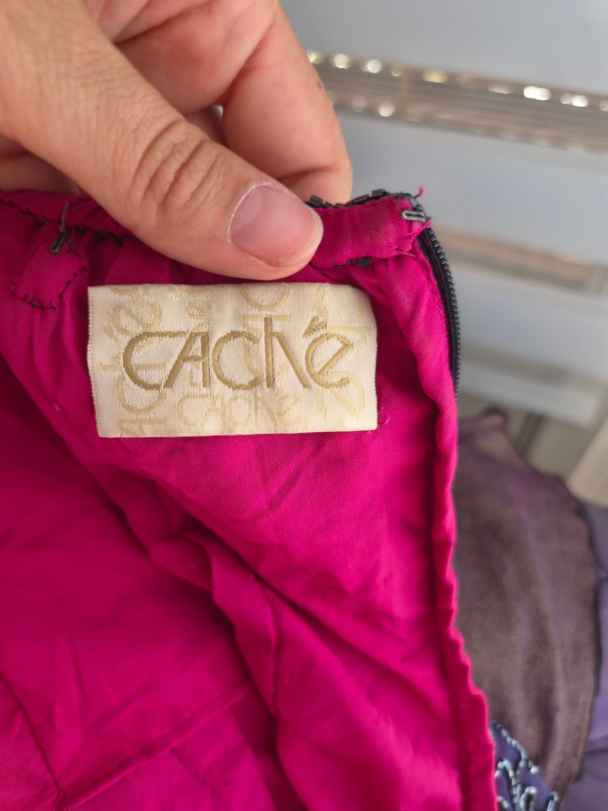 Robe en soie brodée violette Caché