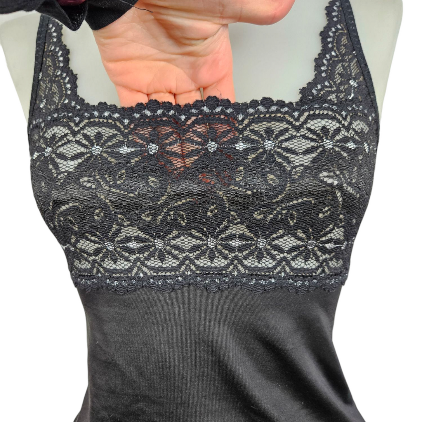 Tight-fitting top with lace details
