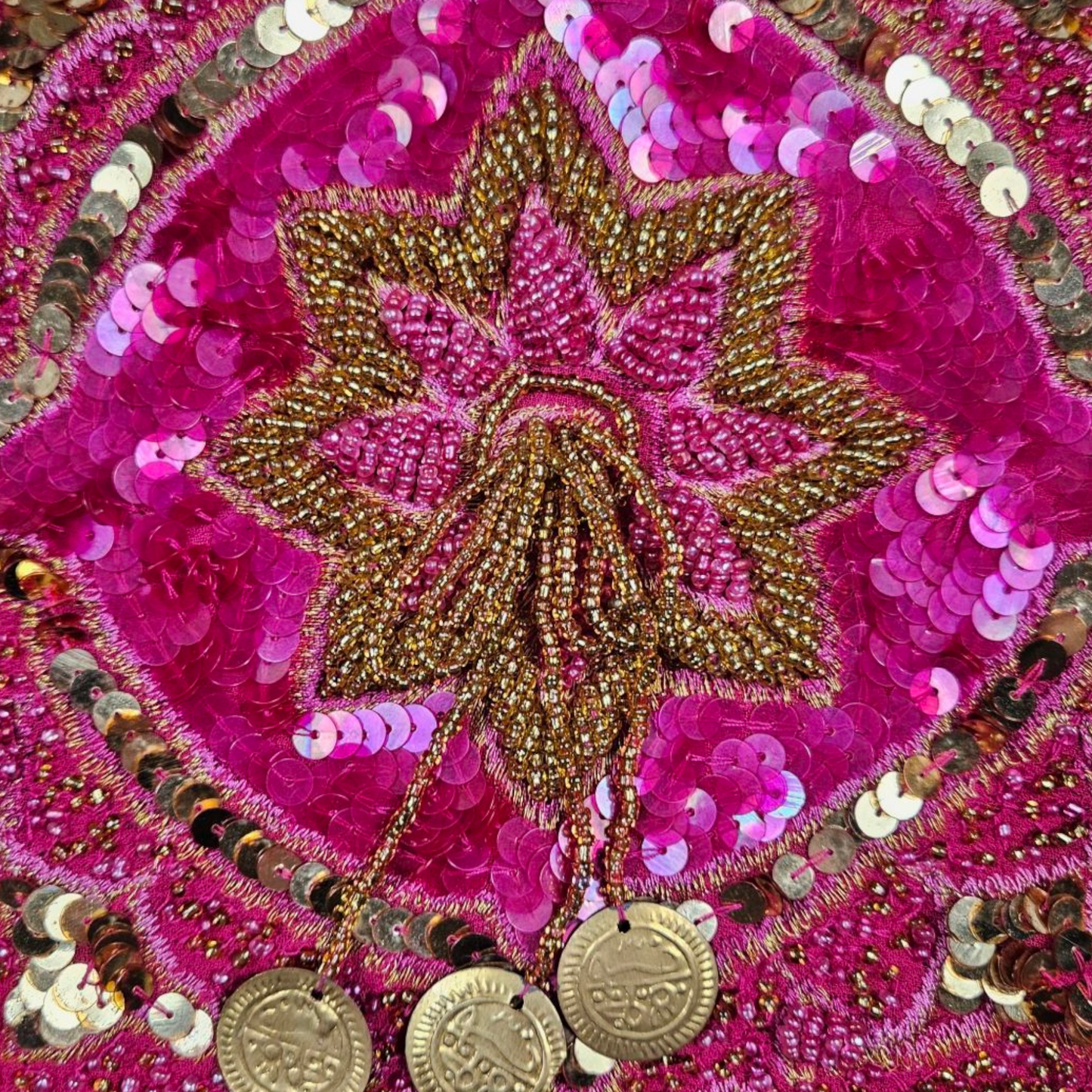 Dos nu brodé de perles et sequins rose et doré