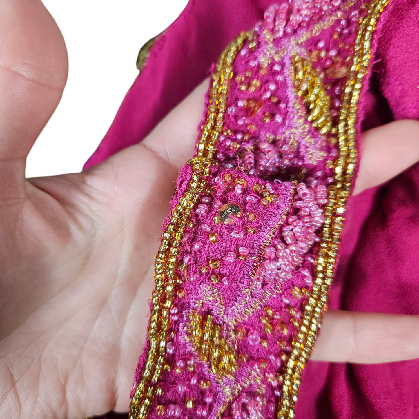 Dos nu brodé de perles et sequins rose et doré