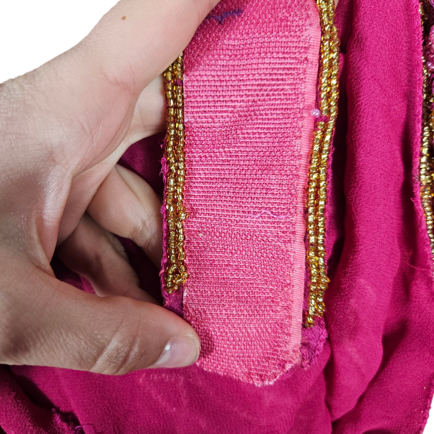 Dos nu brodé de perles et sequins rose et doré