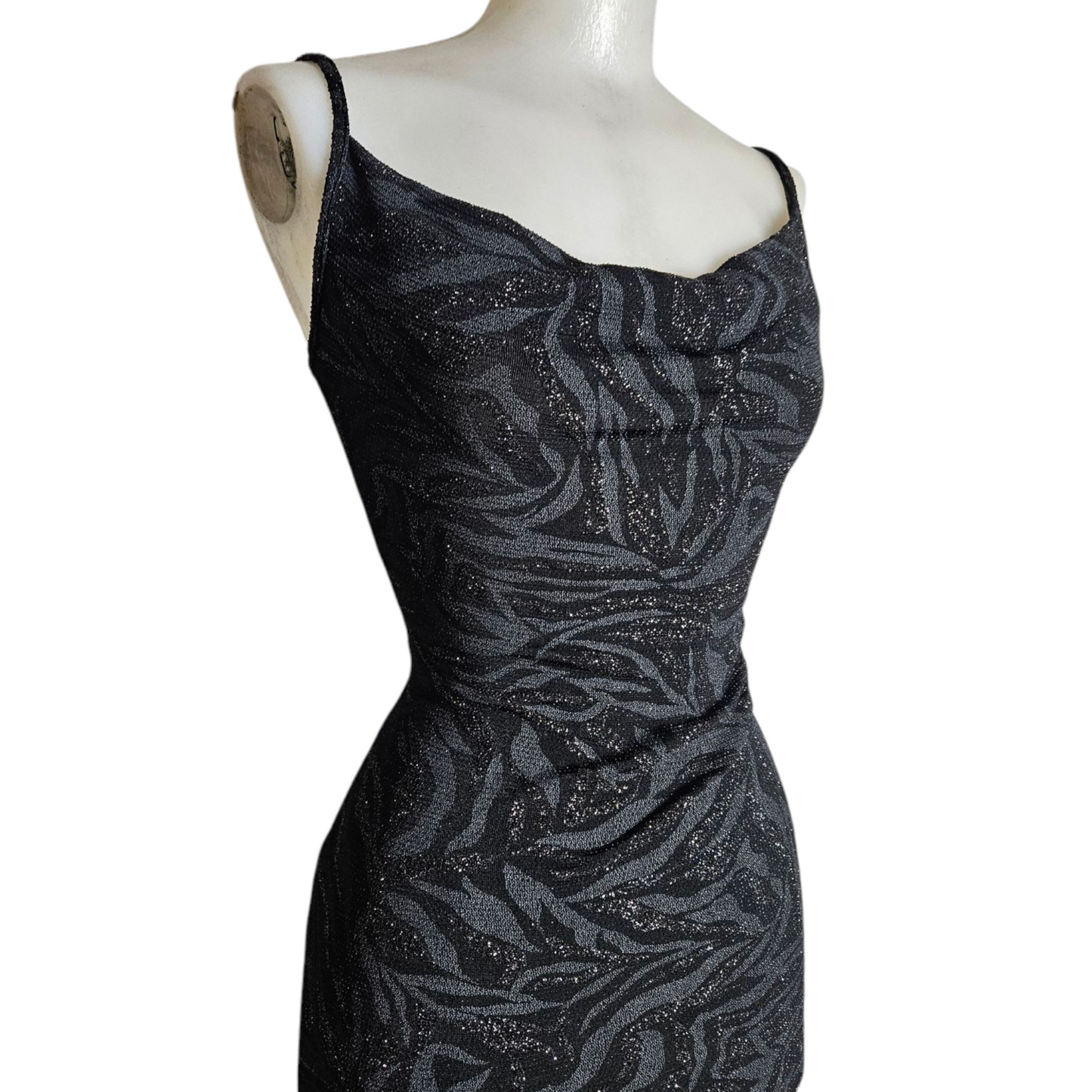 Robe col bénitier détails brillants