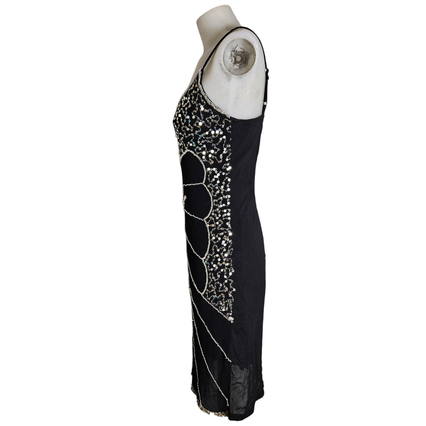 Robe en voile brodé de perles et sequins