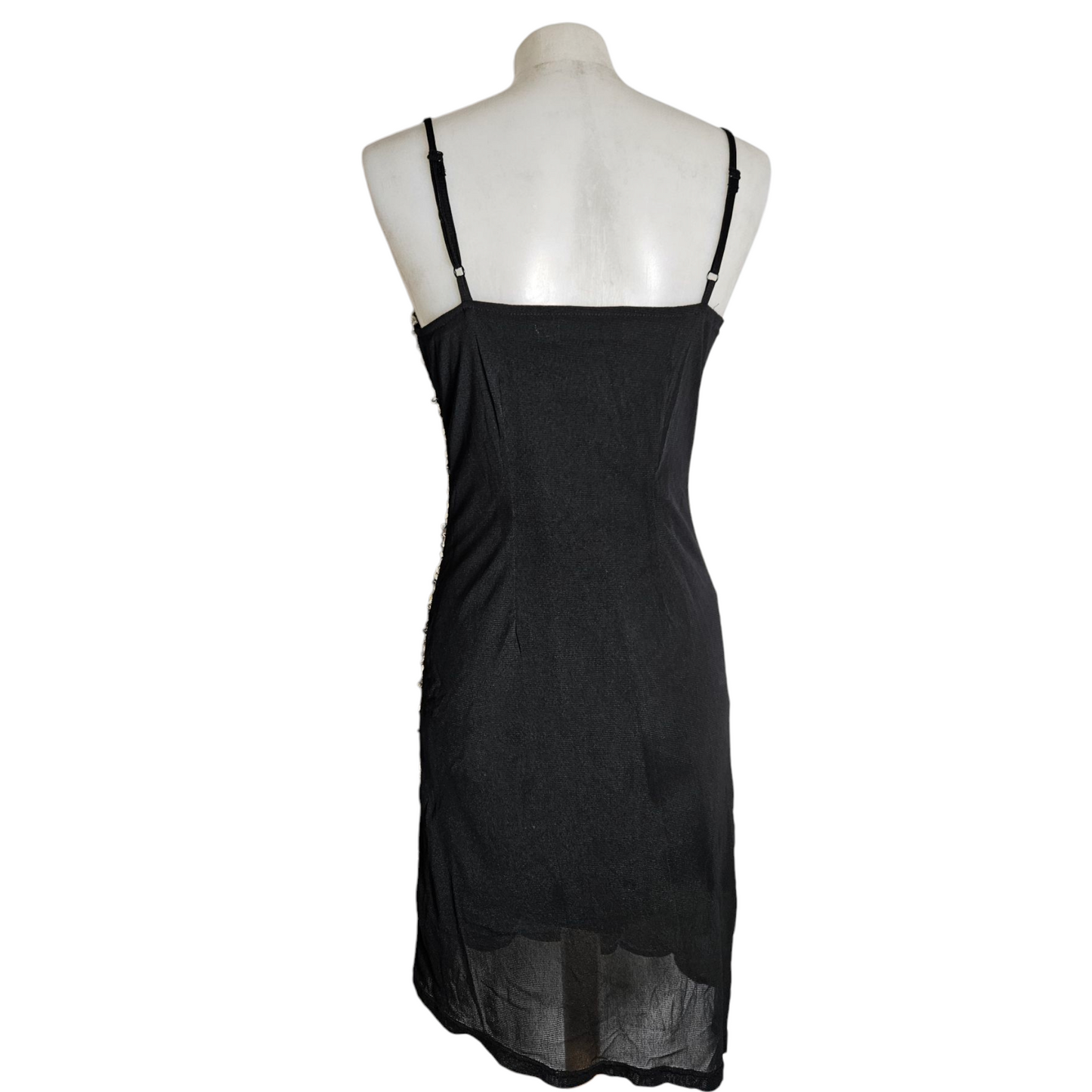 Robe en voile brodé de perles et sequins