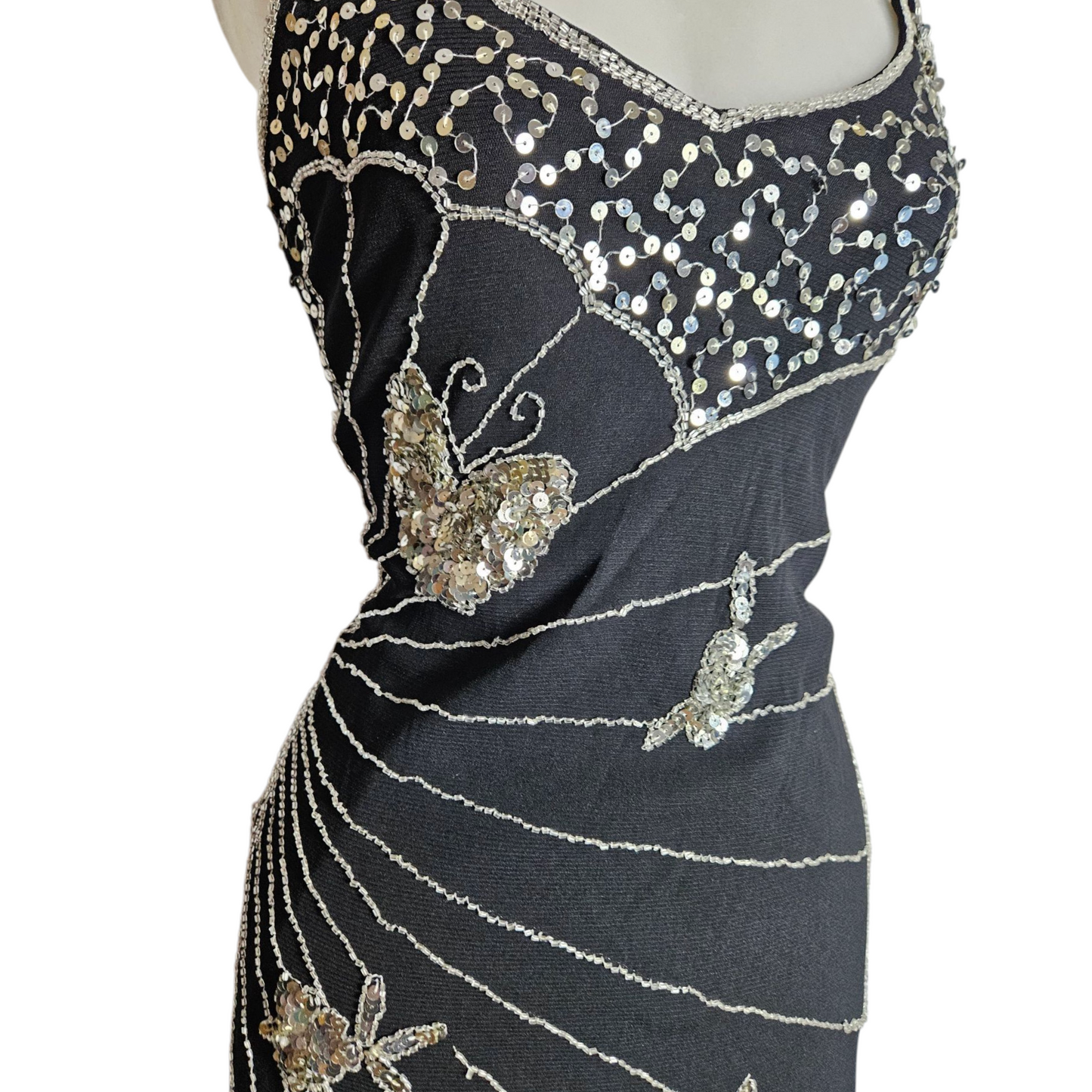 Robe en voile brodé de perles et sequins