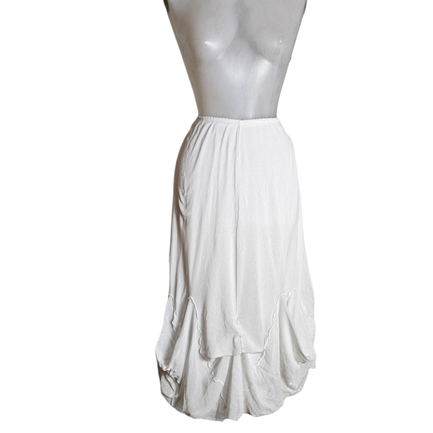Jupe blanche en voile asymétrique