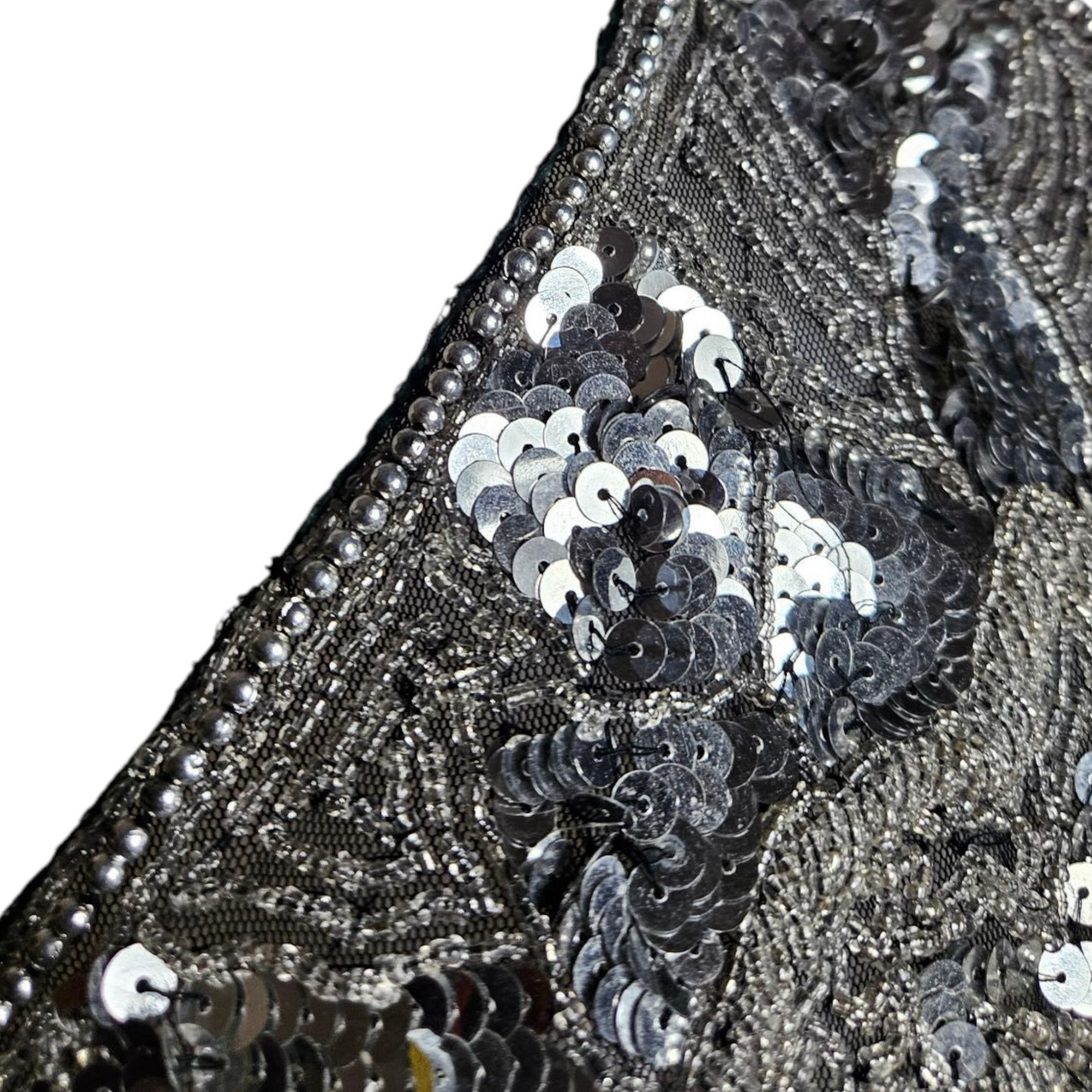 Dos nu brodé de perles et sequins