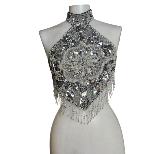 Dos nu brodé de perles et sequins