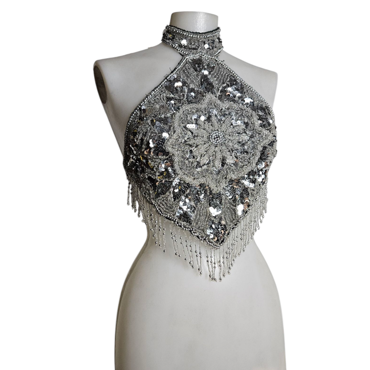 Dos nu brodé de perles et sequins
