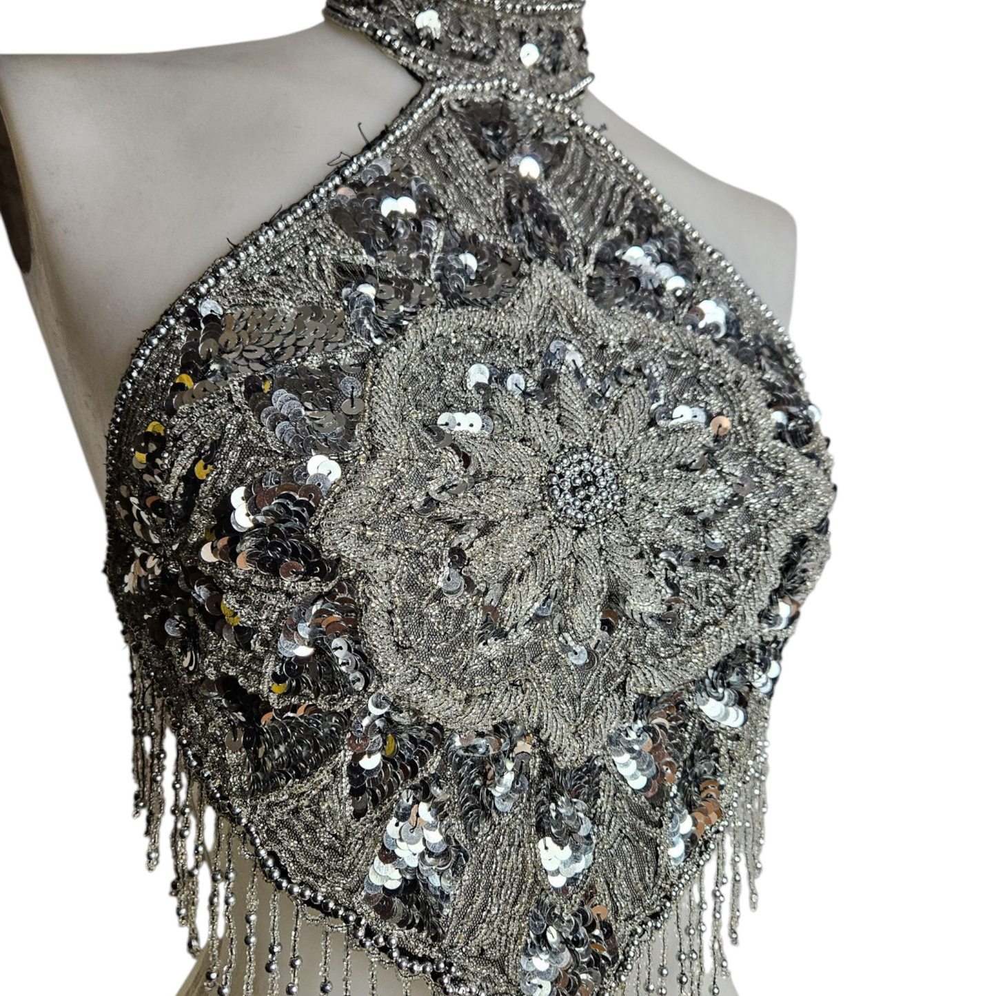 Dos nu brodé de perles et sequins
