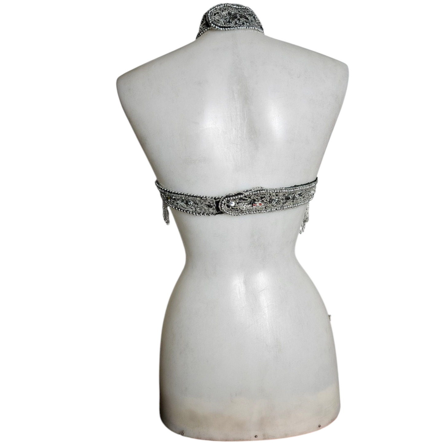 Dos nu brodé de perles et sequins
