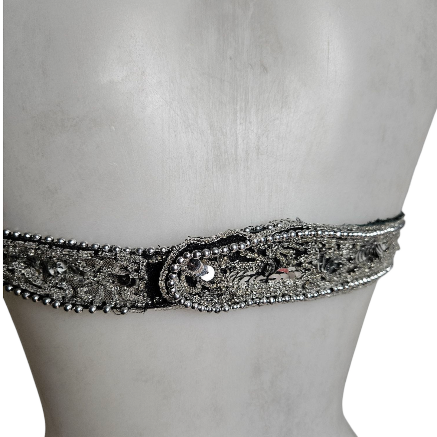 Dos nu brodé de perles et sequins