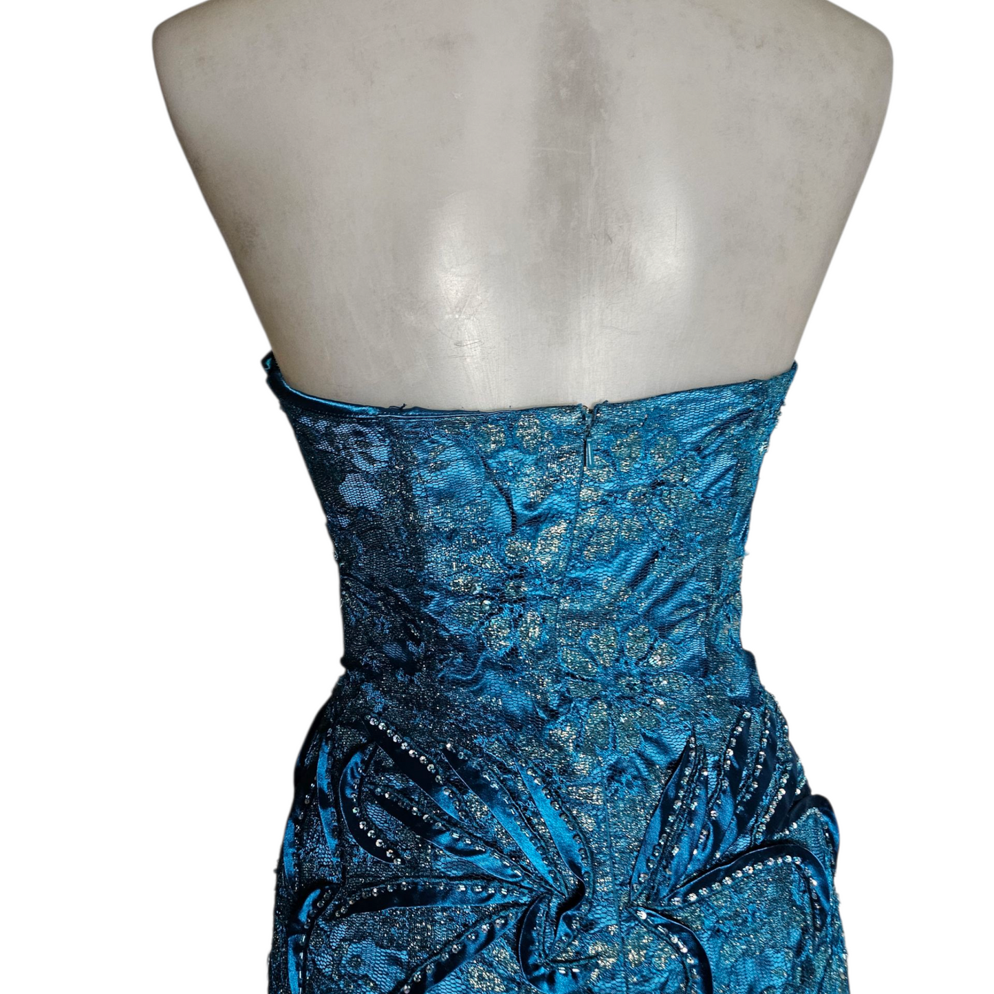 Robe de soirée brodée de perles et sequins