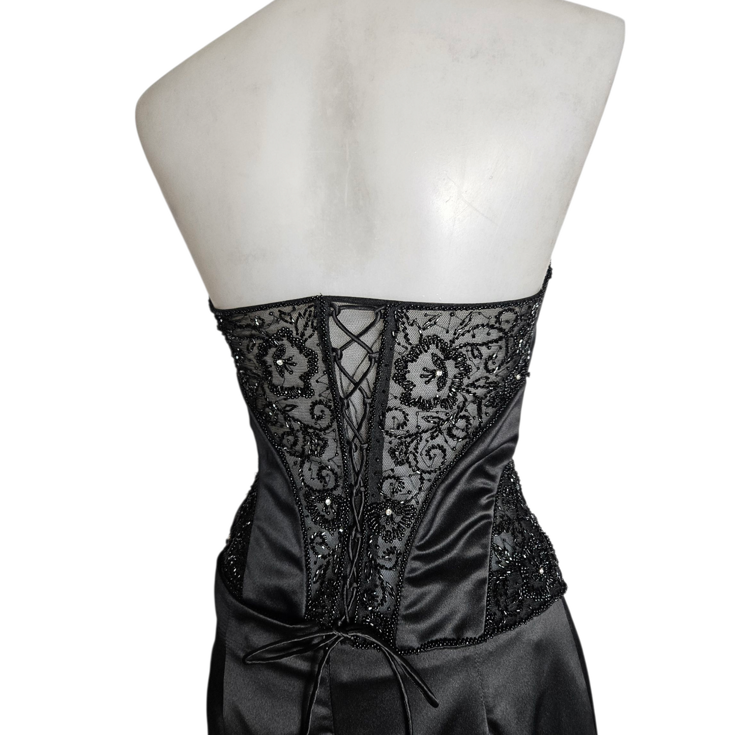 Ensemble satiné brodé de perles