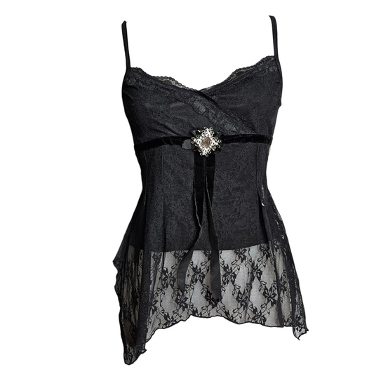 Haut asymétrique noir en dentelle avec broche