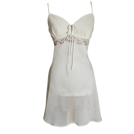 Robe nuisette en voile brodé de fleurs roses
