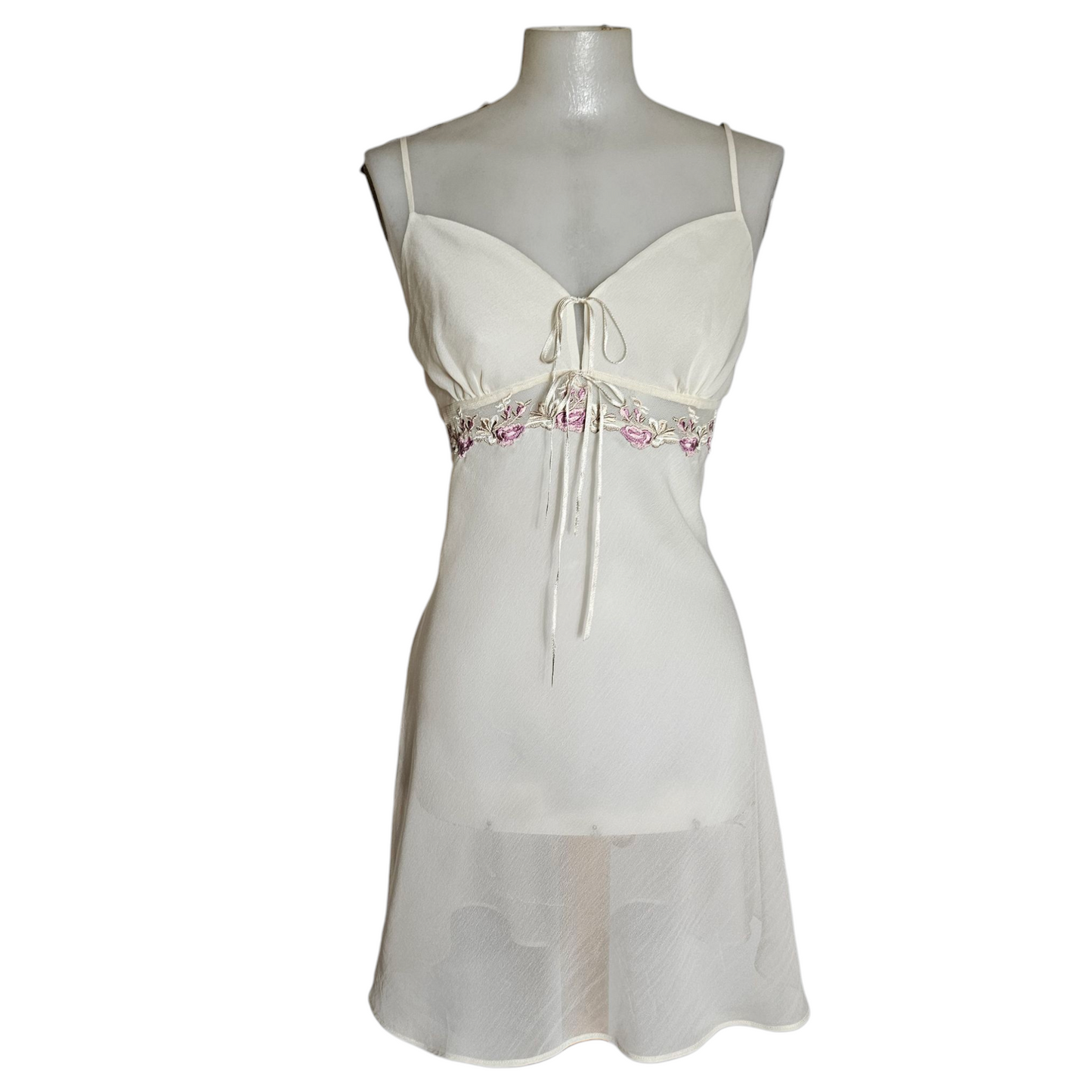 Robe nuisette en voile brodé de fleurs roses