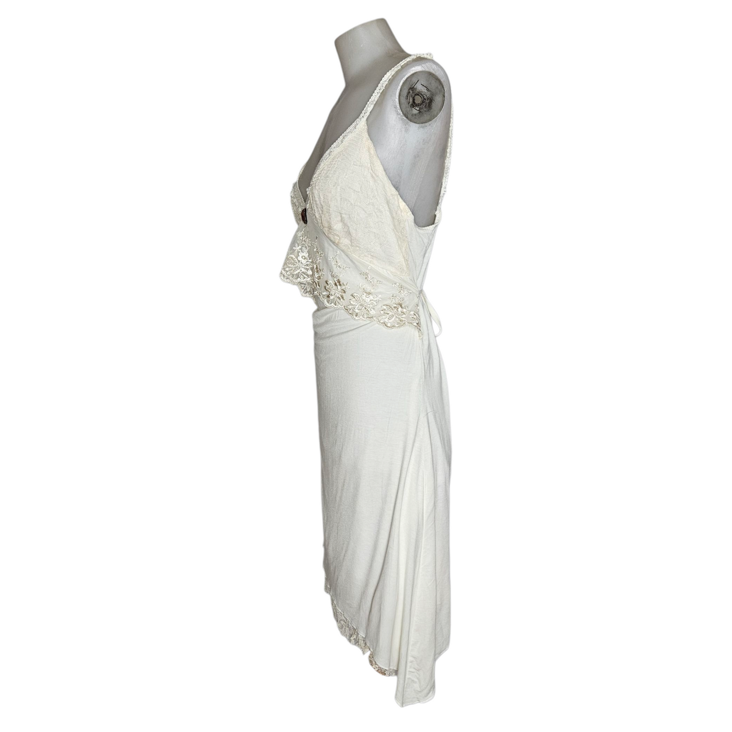 Robe romantique détails dentelle et broche
