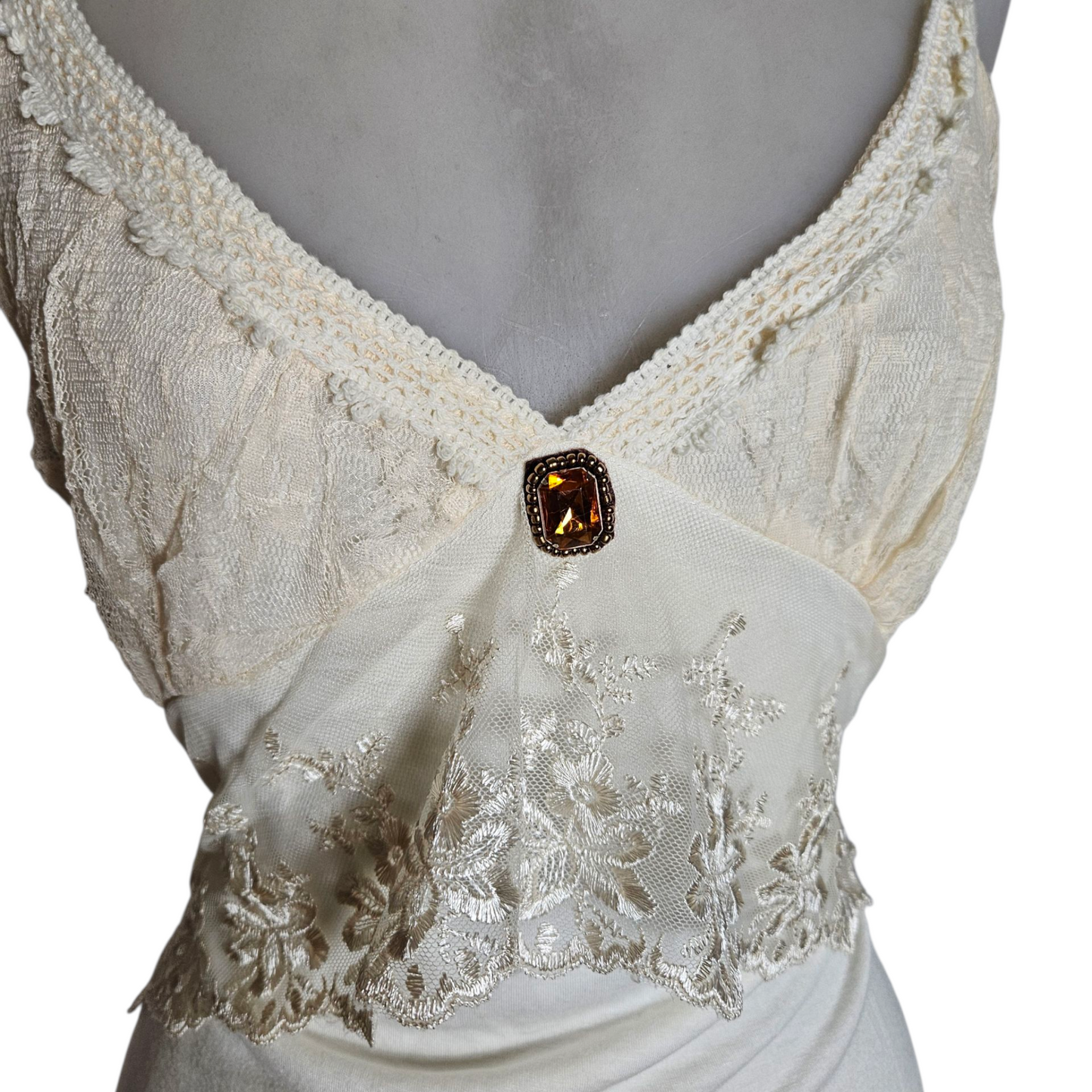 Robe romantique détails dentelle et broche