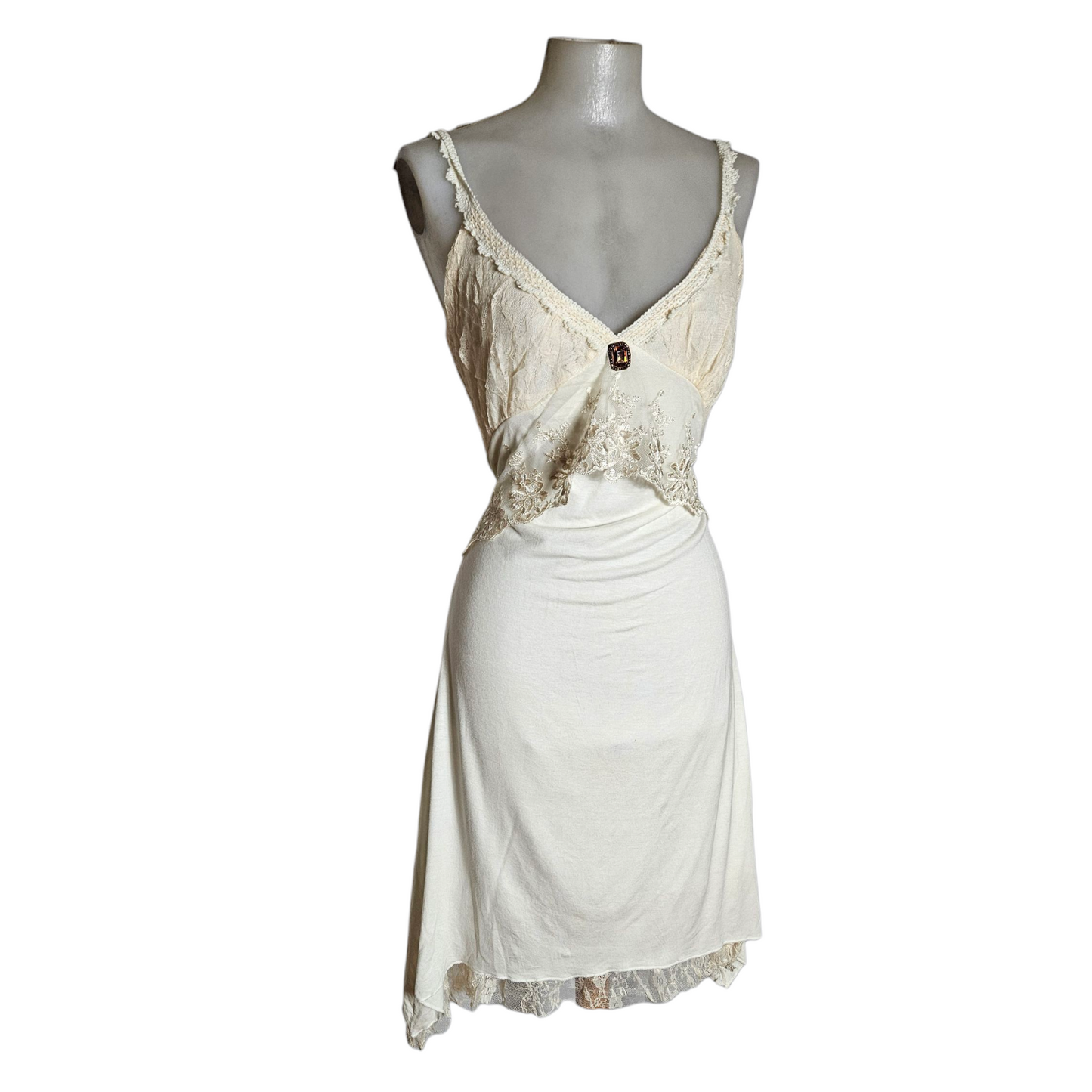 Robe romantique détails dentelle et broche