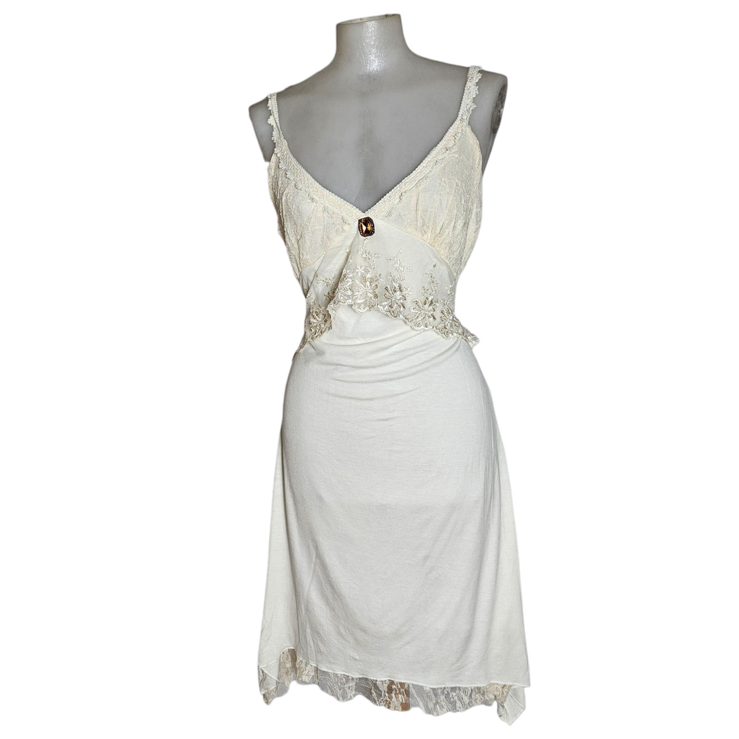 Robe romantique détails dentelle et broche