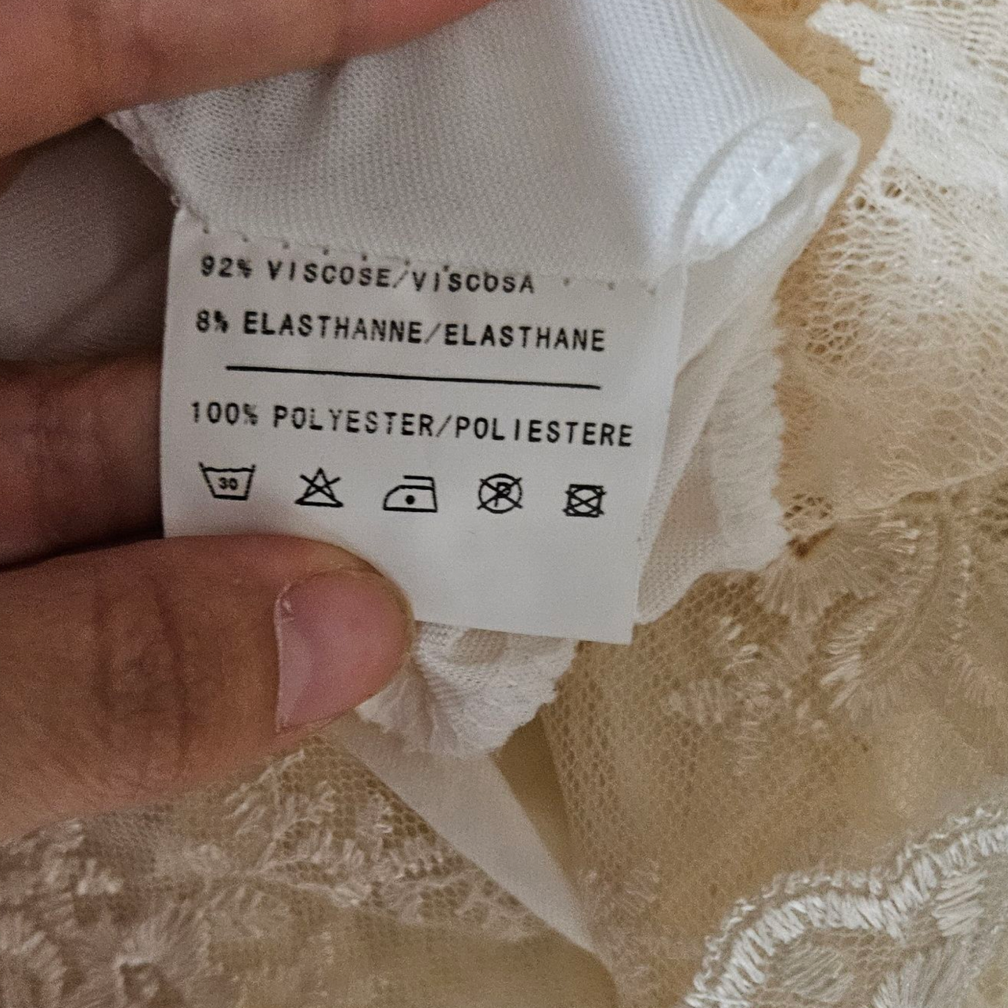 Robe romantique détails dentelle et broche