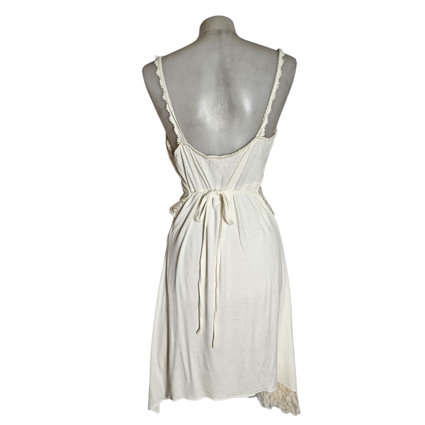Robe romantique détails dentelle et broche