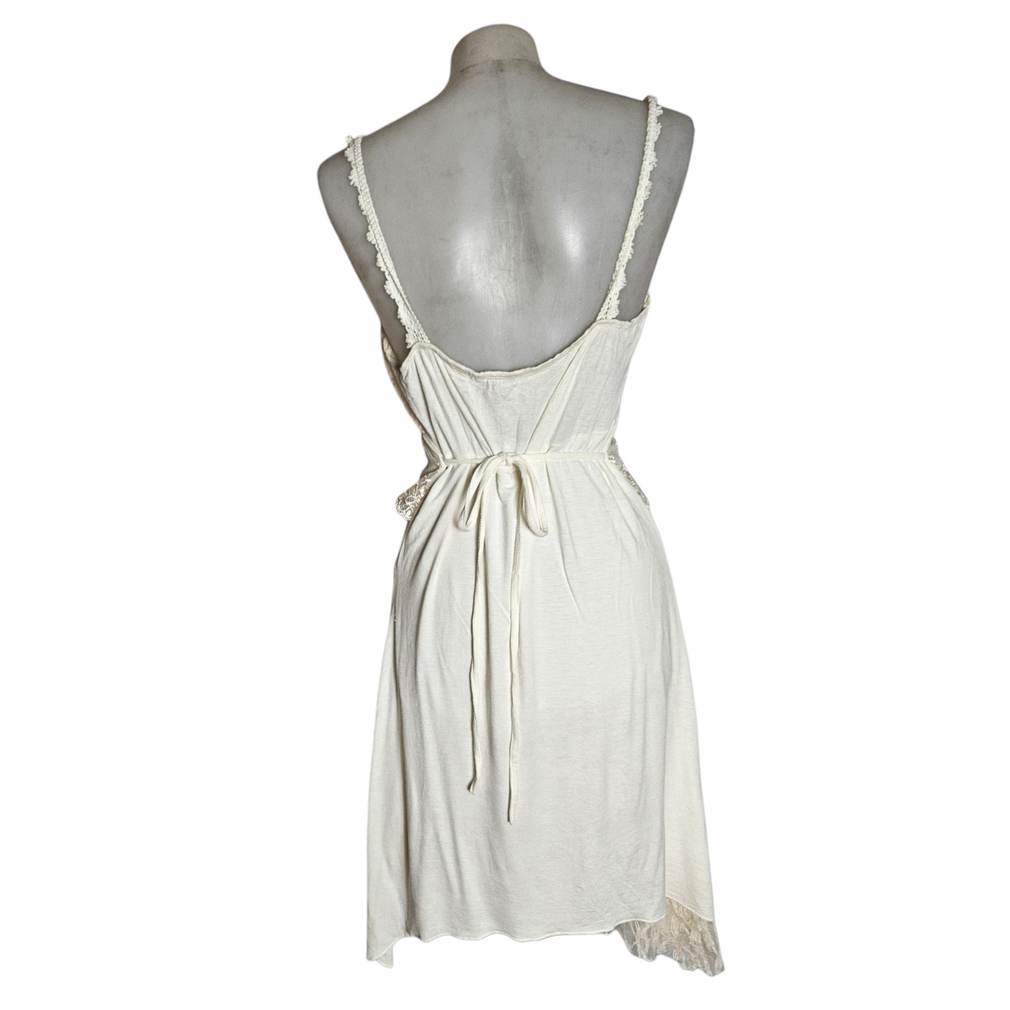 Robe romantique détails dentelle et broche