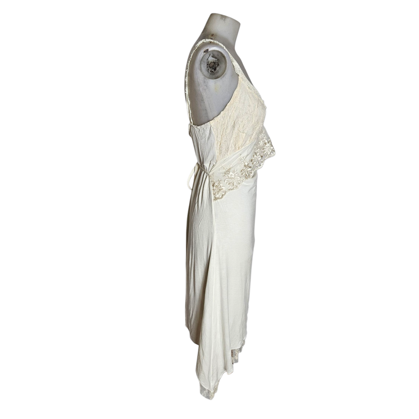 Robe romantique détails dentelle et broche