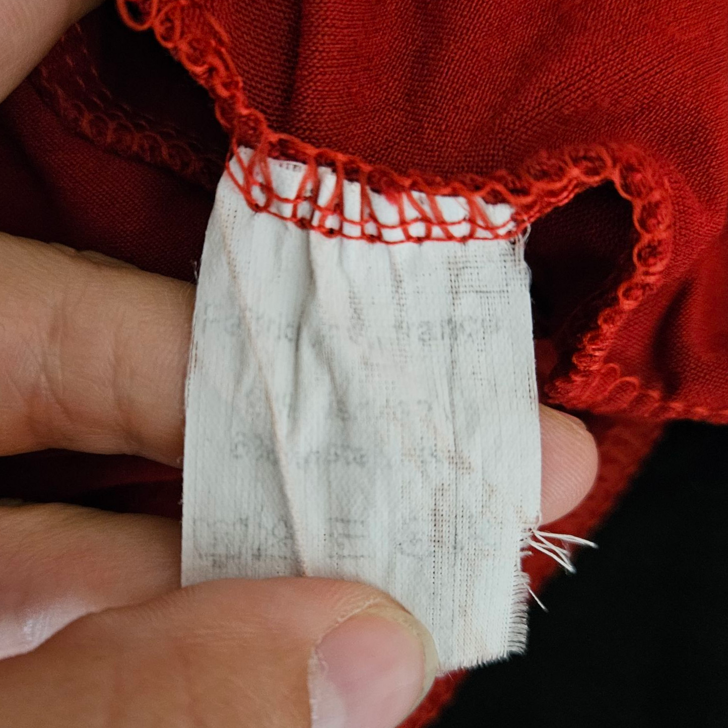 Haut asymétrique rouge détails noeud