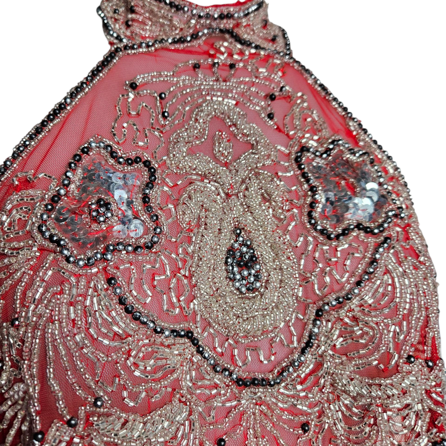 Dos nu brodé de perles et sequins