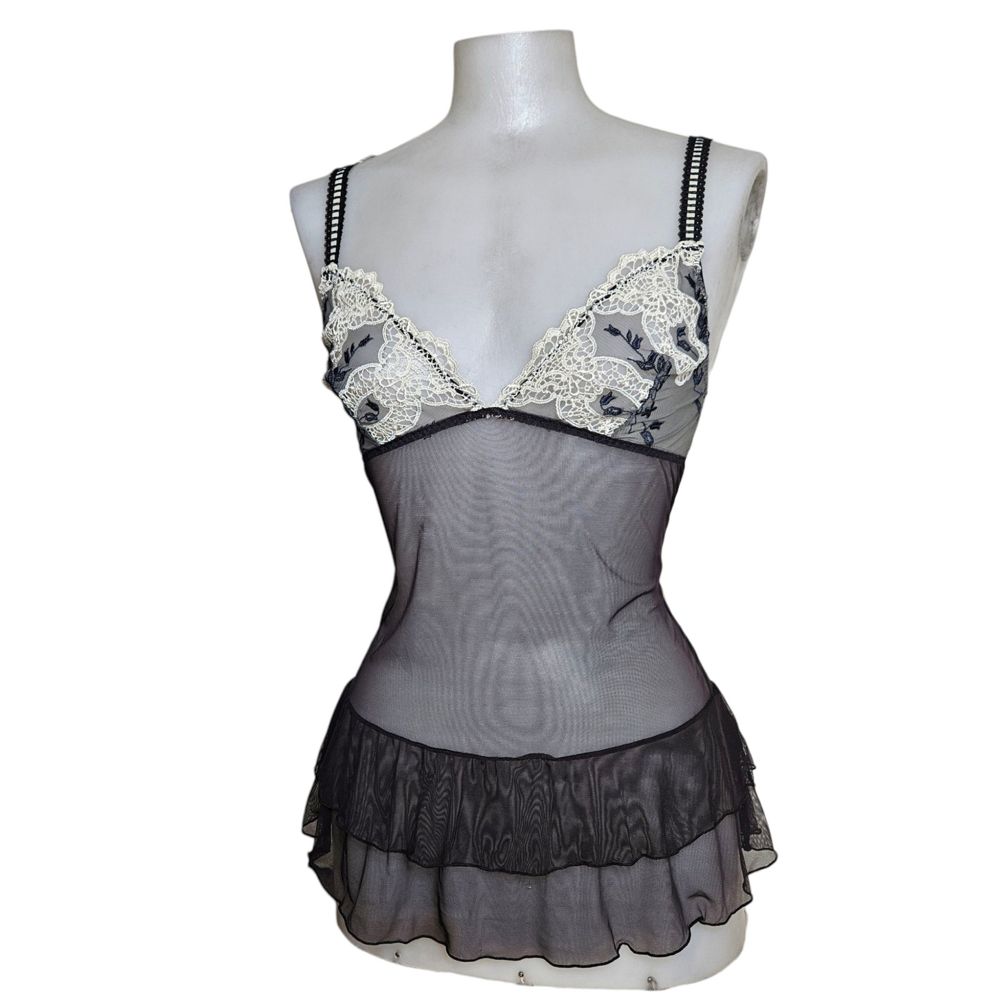 Haut en voile noir et dentelle blanche