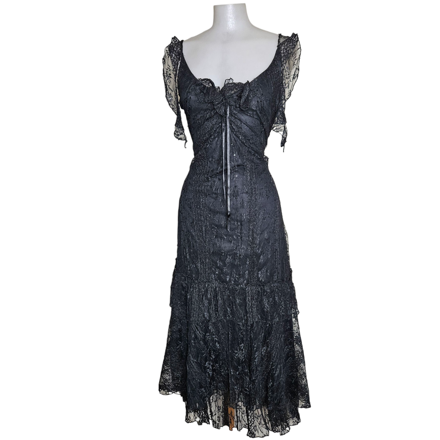 Robe en dentelle noire à volants